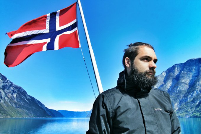 mężczyzna na tle flagi Norwegii