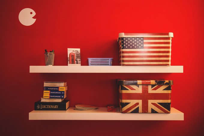 pudełka z flagą USA i Wielkiej Brytanii na półce
